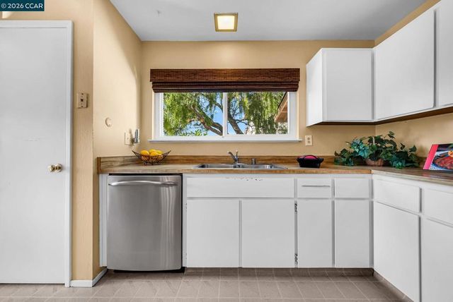 121 Fir Ct, Hercules, CA 94547