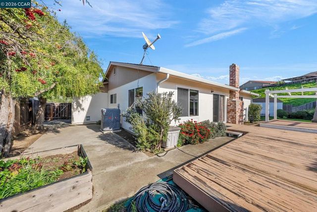 121 Fir Ct, Hercules, CA 94547