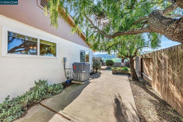 121 Fir Ct, Hercules, CA 94547