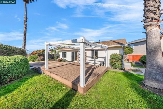 121 Fir Ct, Hercules, CA 94547