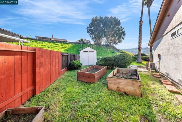 121 Fir Ct, Hercules, CA 94547