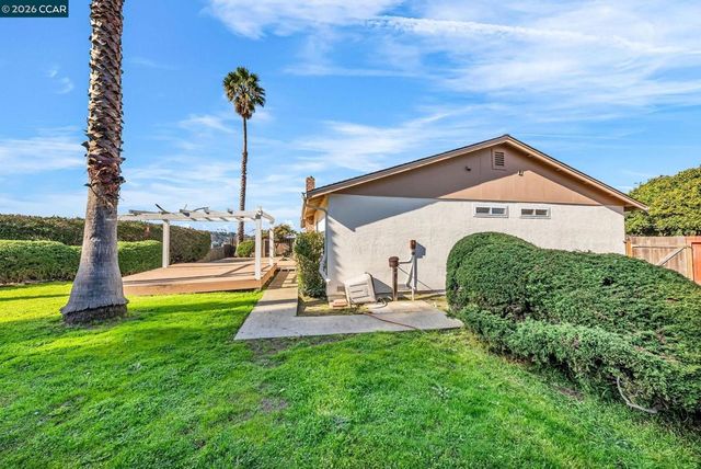 121 Fir Ct, Hercules, CA 94547