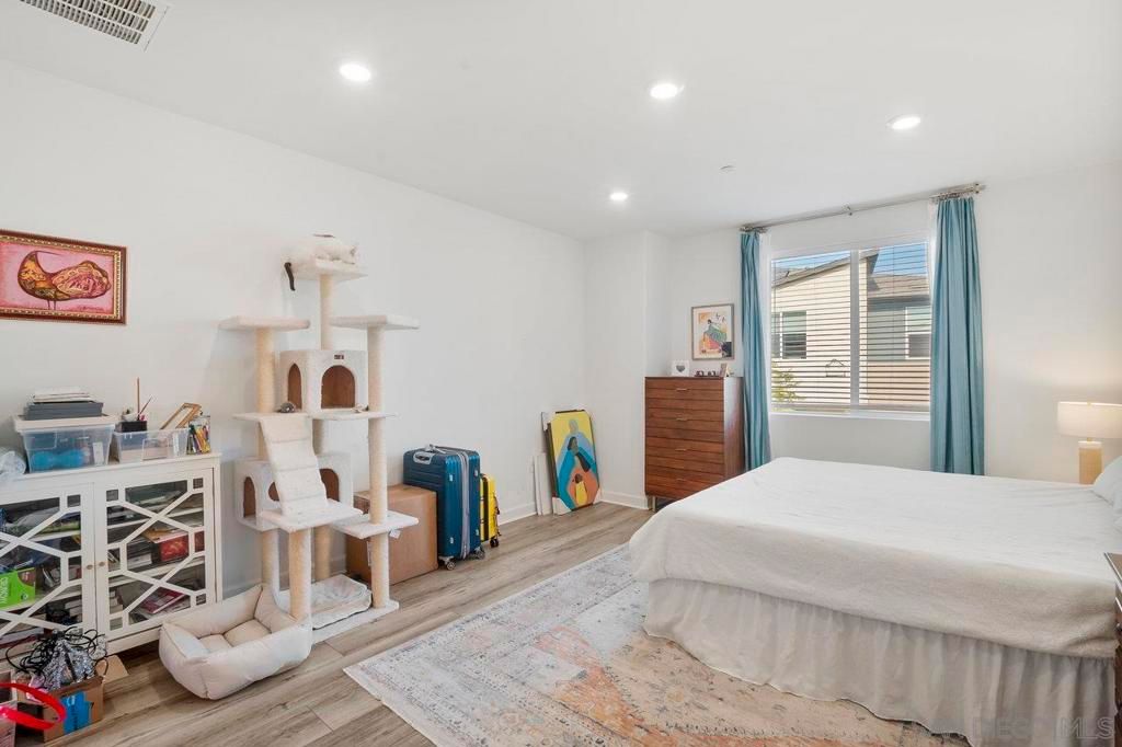 Image 9 of property listing at 7962 Belluno, San Diego, CA 92126