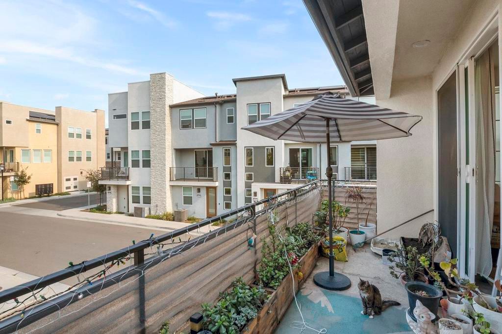 Image 4 of property listing at 7962 Belluno, San Diego, CA 92126