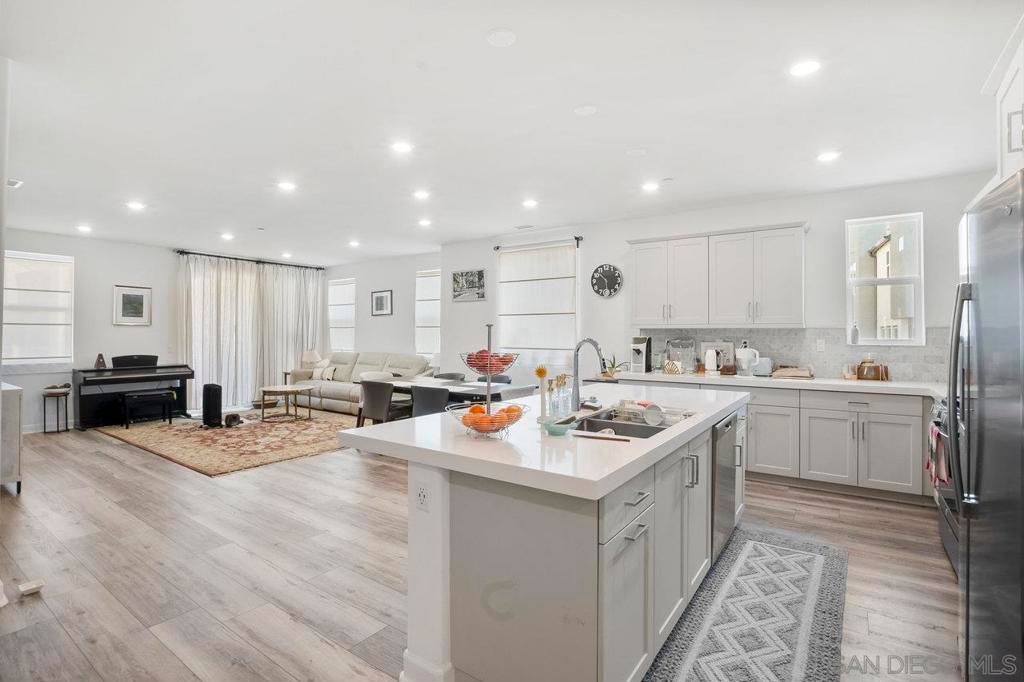 Image 5 of property listing at 7962 Belluno, San Diego, CA 92126