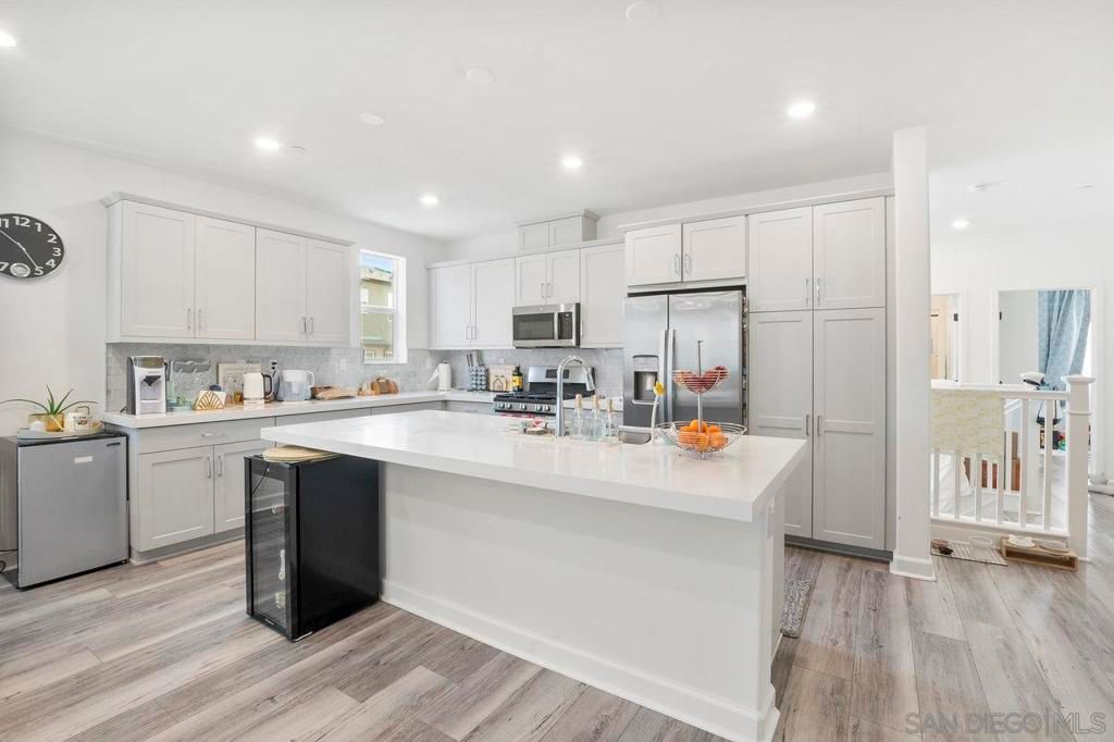 Image 6 of property listing at 7962 Belluno, San Diego, CA 92126