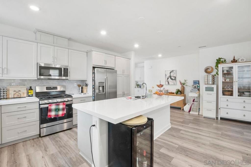 Image 7 of property listing at 7962 Belluno, San Diego, CA 92126