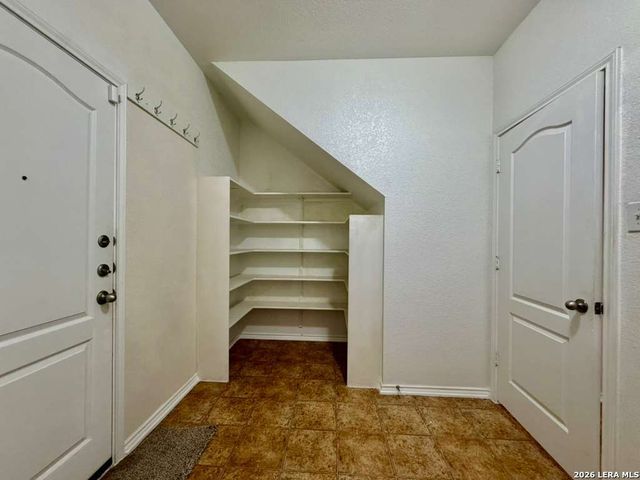 9927 Tampke Falls, San Antonio, TX 78245