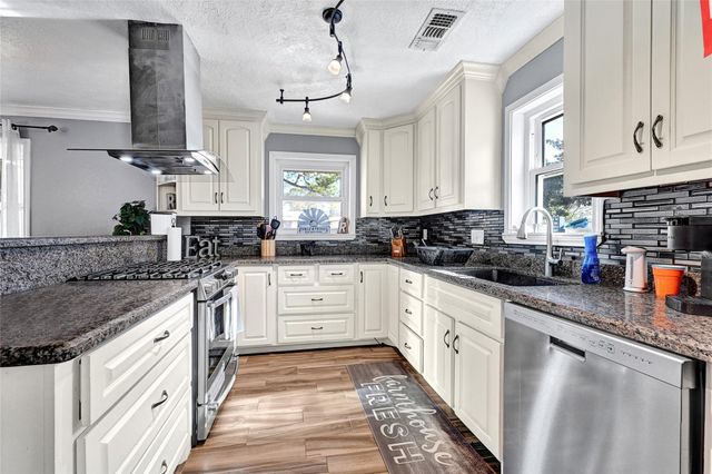 4902 Green Willow Lane, Dickinson, TX 77539