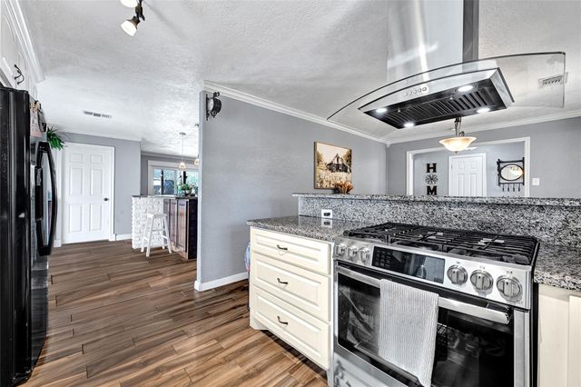 4902 Green Willow Lane, Dickinson, TX 77539