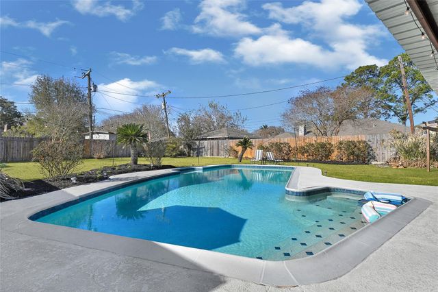 4902 Green Willow Lane, Dickinson, TX 77539