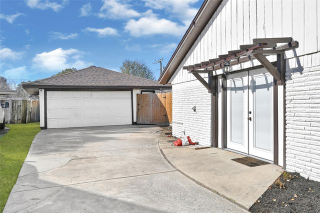 4902 Green Willow Lane, Dickinson, TX 77539