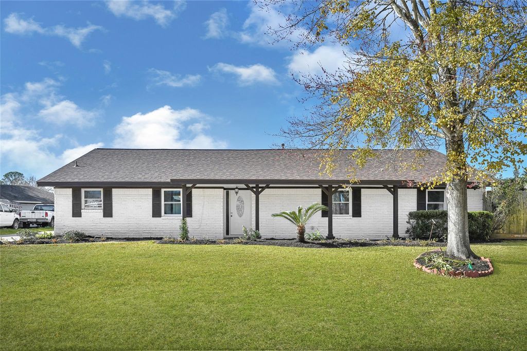 4902 Green Willow Lane, Dickinson, TX 77539