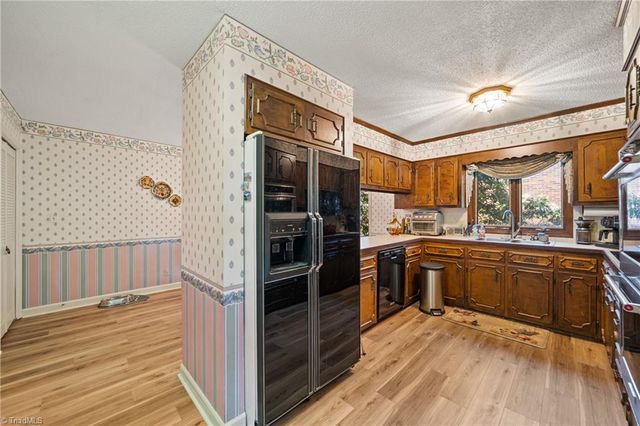 421 Flyntvalley Drive, Winston-salem, NC 27104