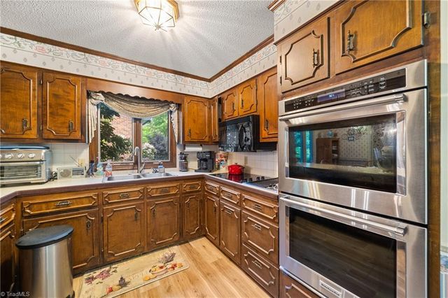 421 Flyntvalley Drive, Winston-salem, NC 27104