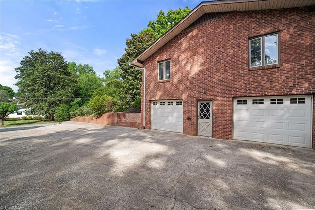 421 Flyntvalley Drive, Winston-salem, NC 27104