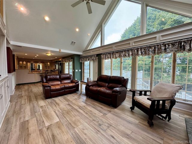 886 Sound Shore Road, Jamesport, NY 11901