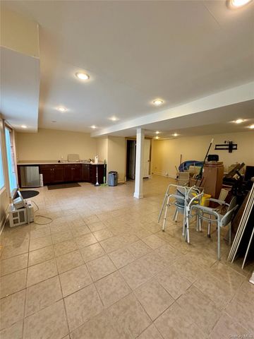 886 Sound Shore Road, Jamesport, NY 11901