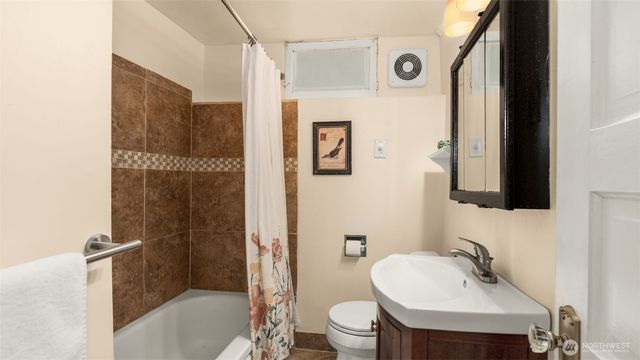 10015 68th Avenue S, Seattle, WA 98178