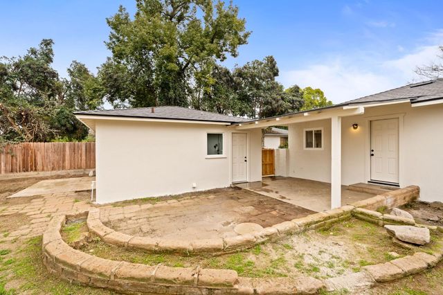 5011 E Harvey Avenue, Fresno, CA 93727