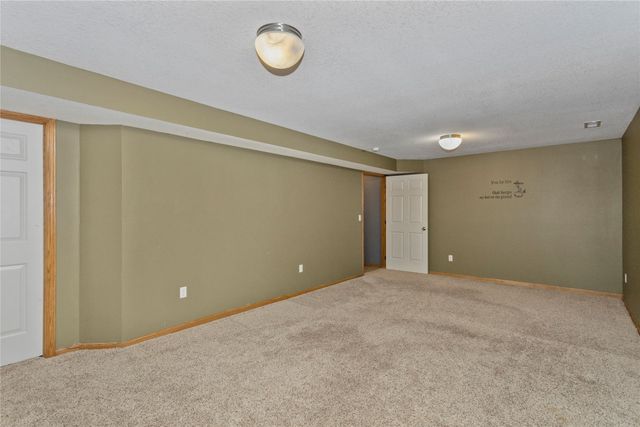 1526 94th Street, West Des Moines, IA 50266