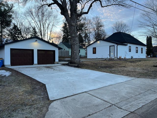 104 6th Avenue E, Ellendale, MN 56026