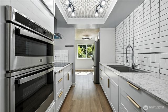 18910 NW 8th Avenue NW #121, Shoreline, WA 98177