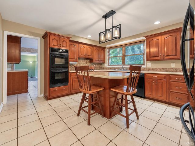 6322 Pfafflin Lake Boulevard, Newburgh, IN 47630