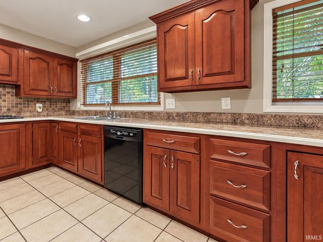 6322 Pfafflin Lake Boulevard, Newburgh, IN 47630