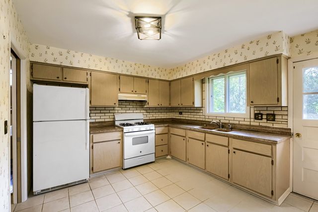 883 E Zinnia Lane, Palatine, IL 60074