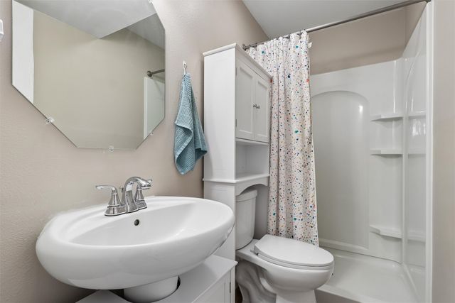 2510 E 38th Court, Des Moines, IA 50317