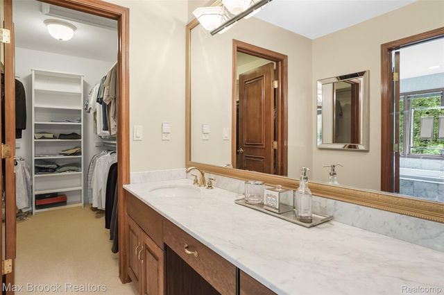 60 Kingsley Manor Drive, Bloomfield Hills, MI 48304