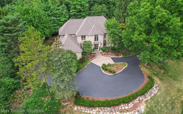 60 Kingsley Manor Drive, Bloomfield Hills, MI 48304