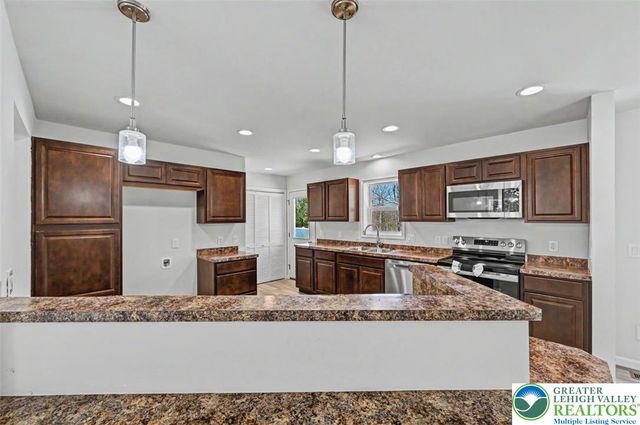 90 Oneida Trail, Penn Forest Twp, PA 18210