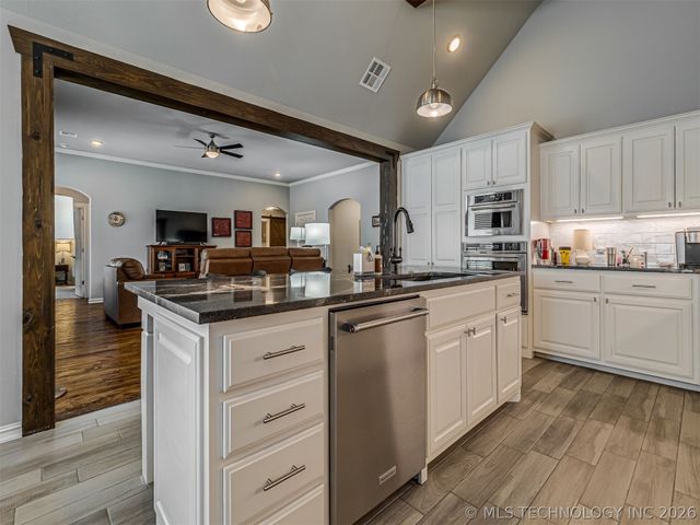 13802 N 132nd East Avenue, Collinsville, OK 74021