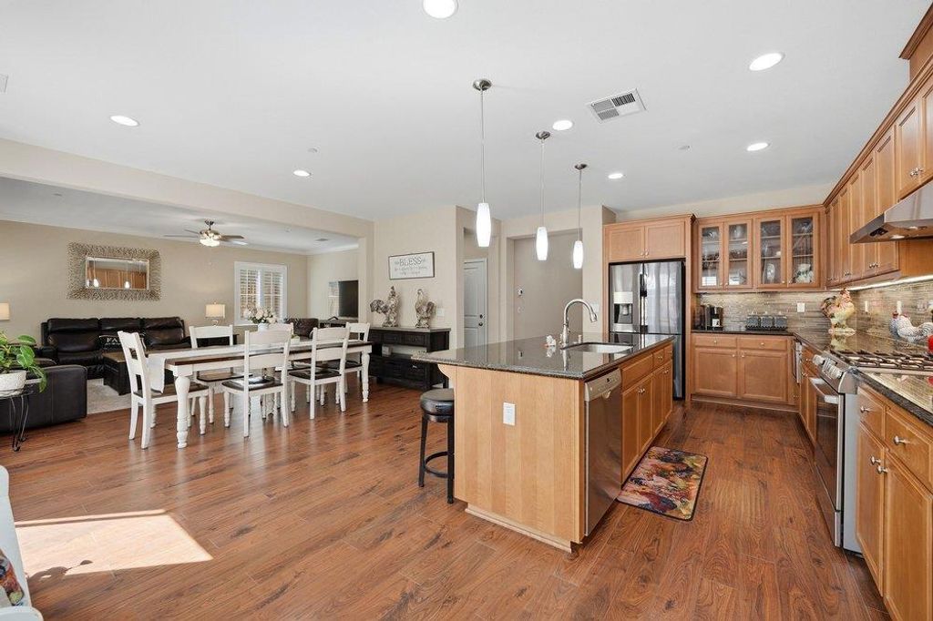 Image 10 of property listing at 1202 Sagardia Way, Gilroy, CA 95020