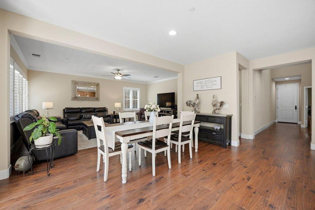 Image 11 of property listing at 1202 Sagardia Way, Gilroy, CA 95020