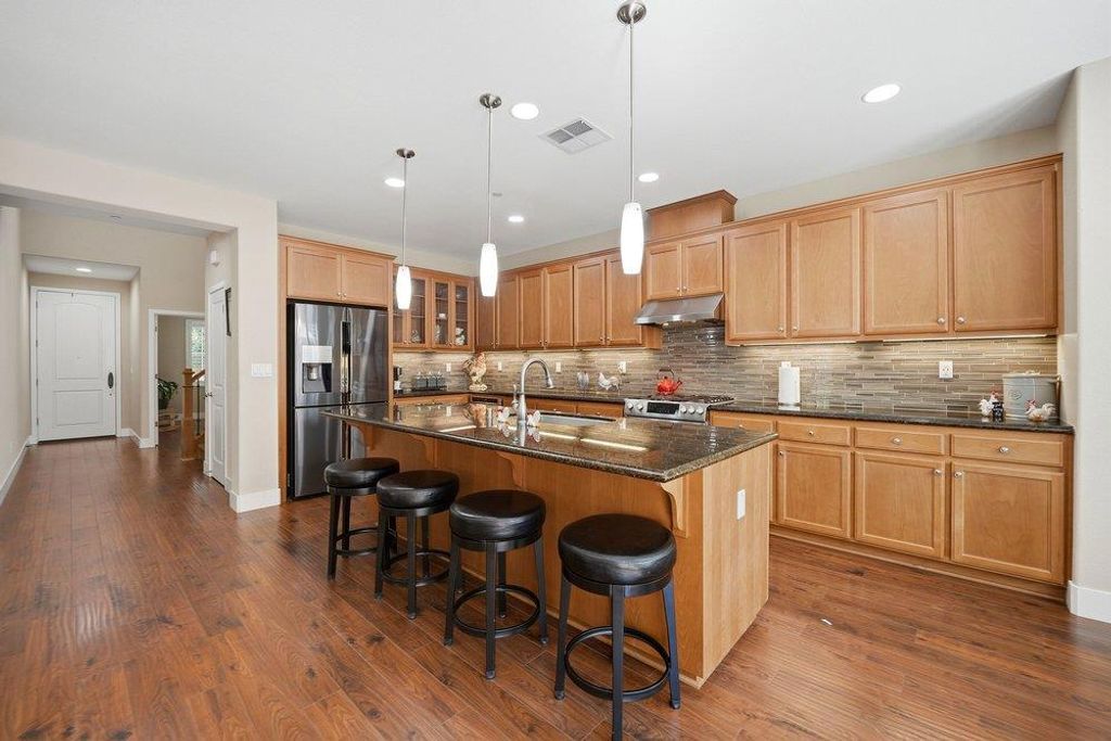 Image 8 of property listing at 1202 Sagardia Way, Gilroy, CA 95020