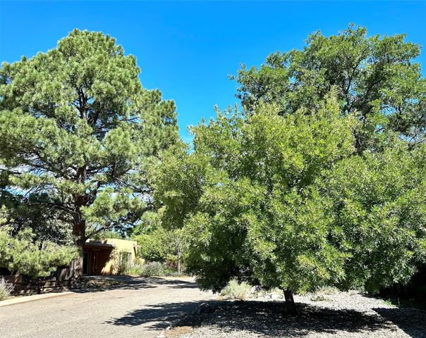 120 Camino Santiago, Santa Fe, NM 87501