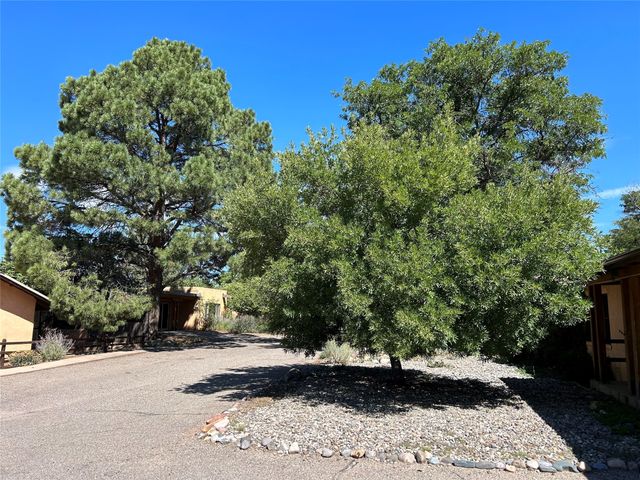 120 Camino Santiago, Santa Fe, NM 87501