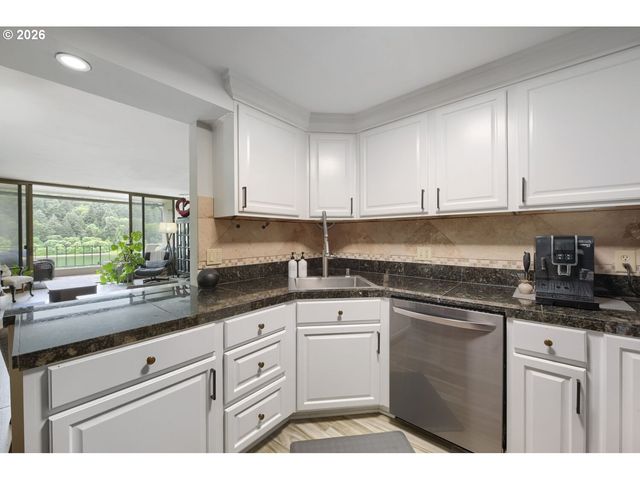 790 Se WEBBER St 213, Portland, OR 97202