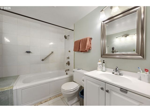 790 Se WEBBER St 213, Portland, OR 97202