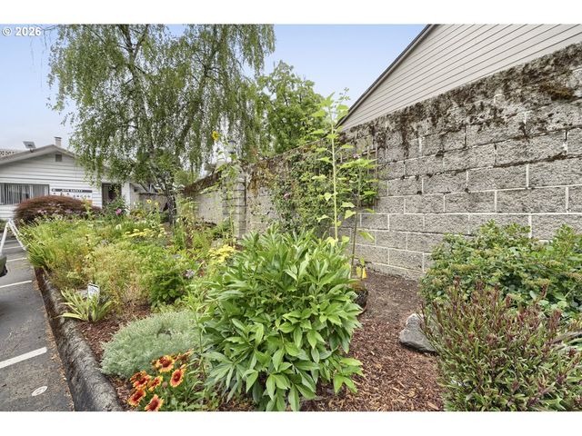 790 Se WEBBER St 213, Portland, OR 97202