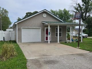 719 E BRICK ST, Centralia, MO 65240