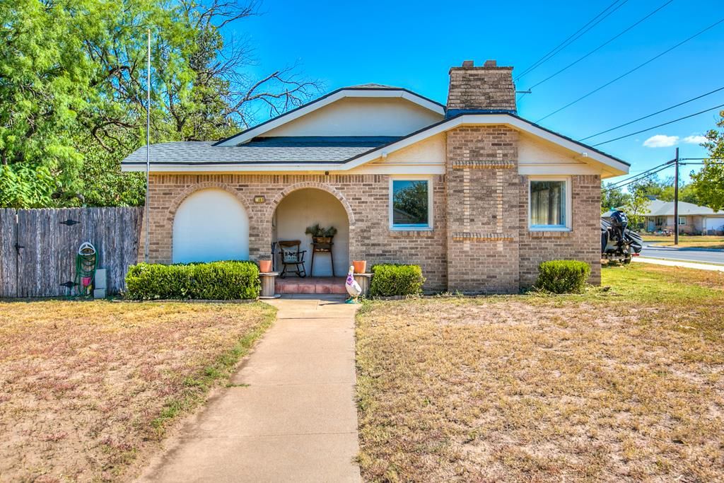 Image 1 of property listing at 2027 Walnut St, San Angelo, TX 76901