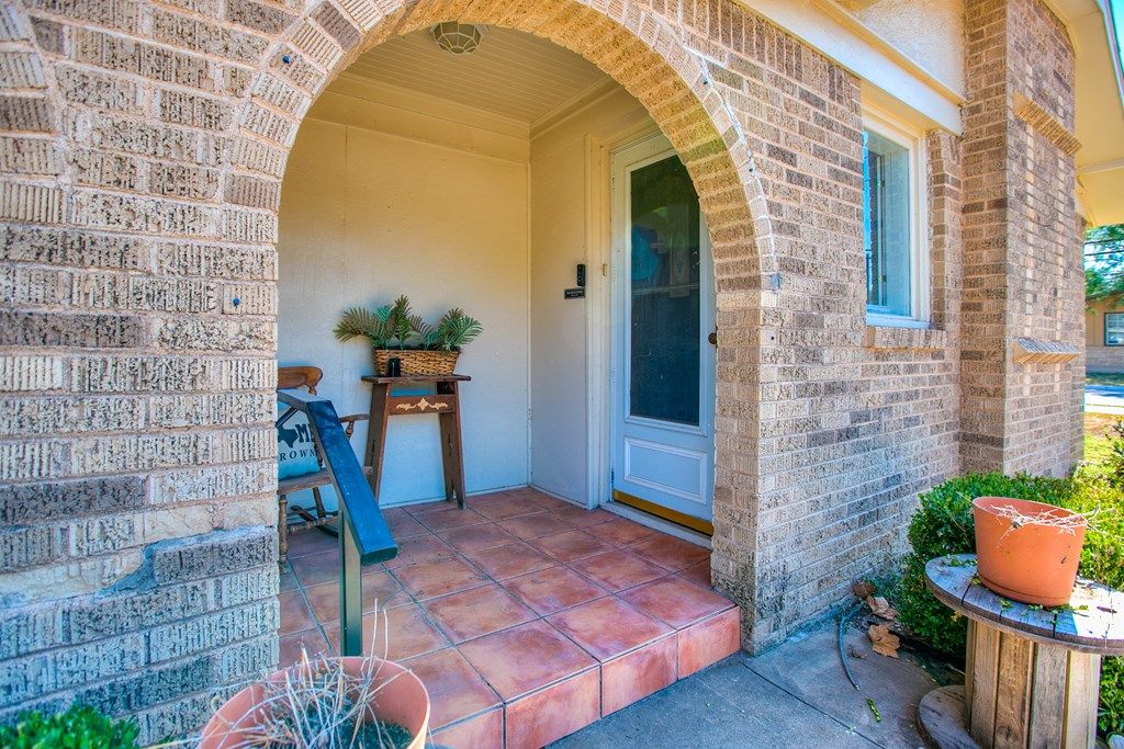 Image 2 of property listing at 2027 Walnut St, San Angelo, TX 76901