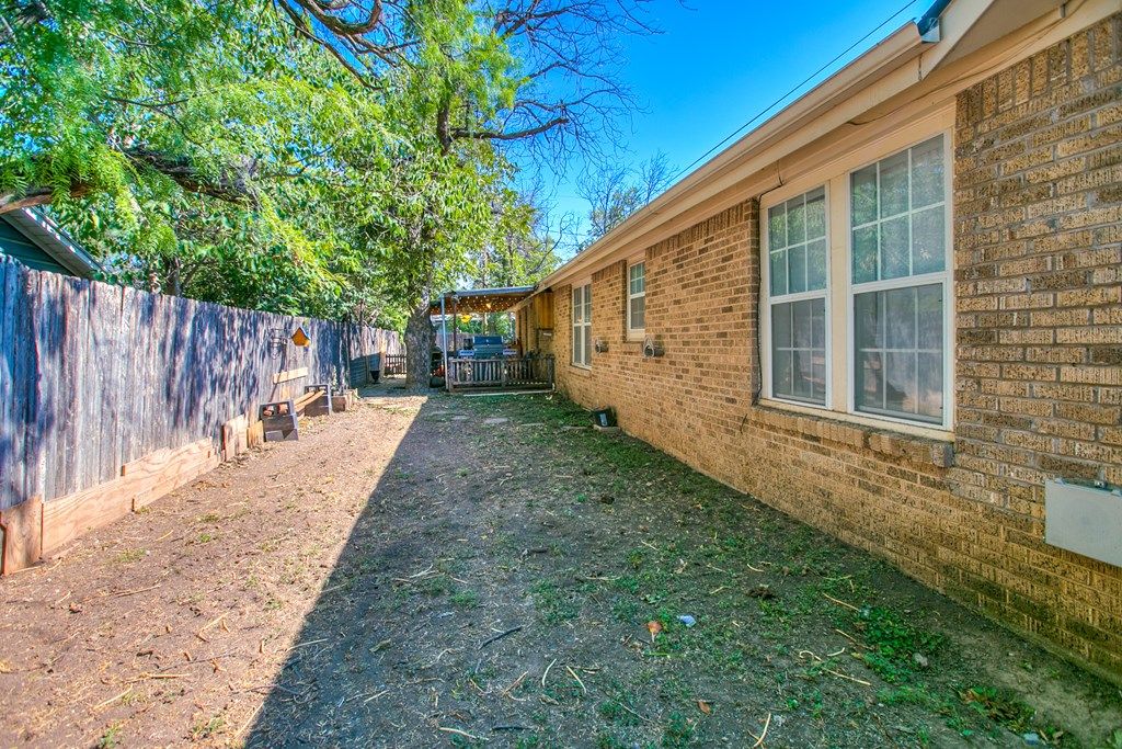 Image 30 of property listing at 2027 Walnut St, San Angelo, TX 76901