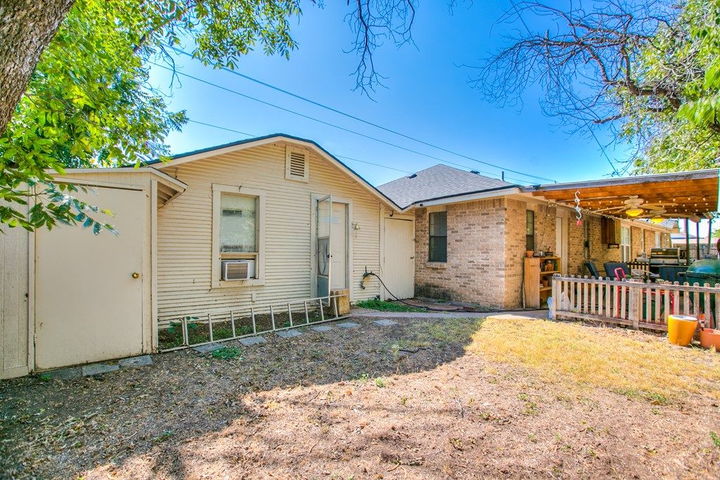 Image 31 of property listing at 2027 Walnut St, San Angelo, TX 76901