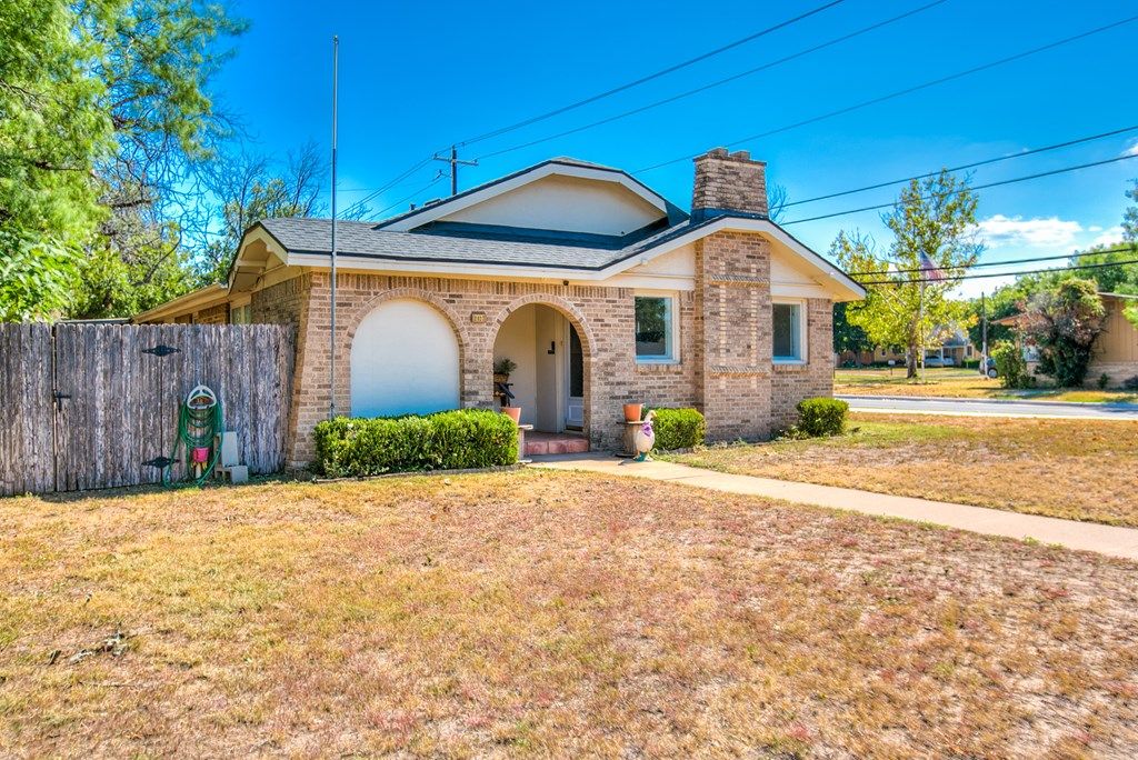 Image 35 of property listing at 2027 Walnut St, San Angelo, TX 76901