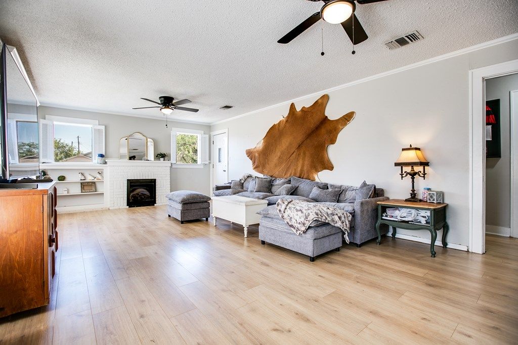 Image 5 of property listing at 2027 Walnut St, San Angelo, TX 76901